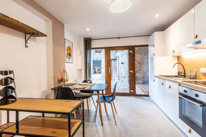 Cuisine ouverte avec coin repas